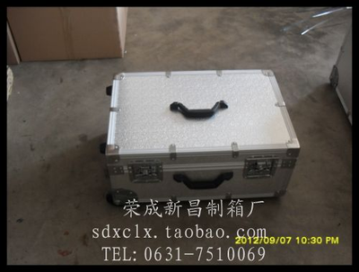 内置拉杆军用铝箱